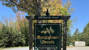 Schild für Mountaineer Resort Townhomes in der Handle Road 266.