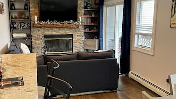 TV connectée, cheminée, jeux vidéo, livres