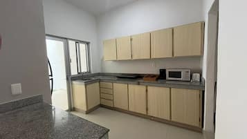 KĂŒhlschrank, Mikrowelle, Herdplatte, Wasserkocher mit Kaffee-/Teezubehör