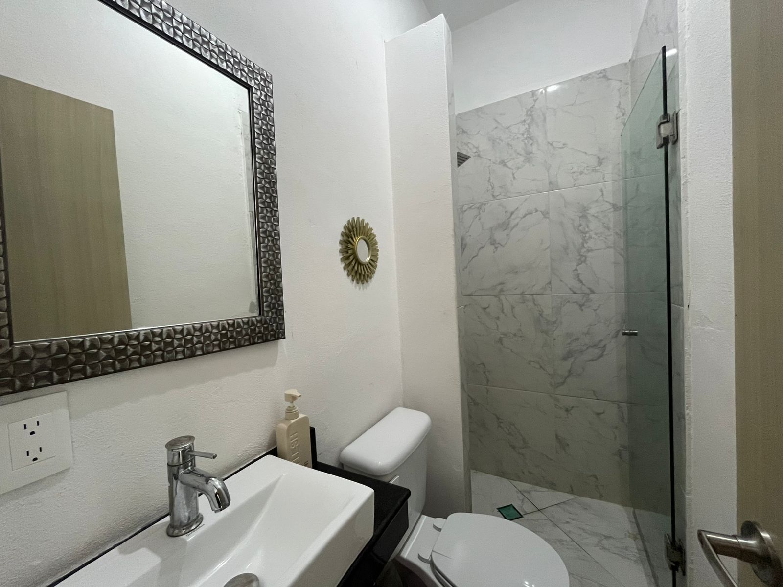 Chuveiro/banheira combinados, secador de cabelo, toalhas de banho 