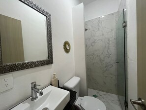 Combinació de dutxa i banyera, assecador de cabells, tovalloles i sabó 