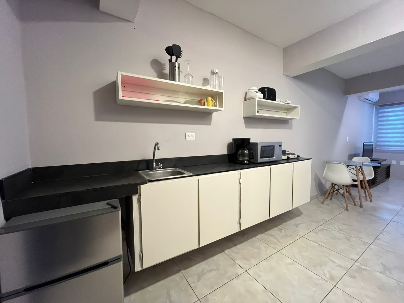 Kühlschrank, Mikrowelle, Wasserkocher mit Kaffee-/Teezubehör