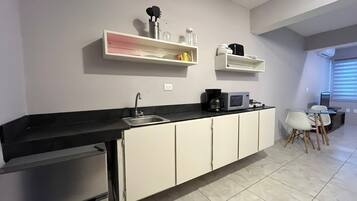 Kühlschrank, Mikrowelle, Wasserkocher mit Kaffee-/Teezubehör