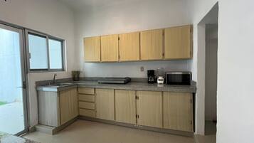 Frigorífico, microondas, horno y placa de cocina