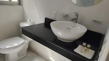 Ducha, secador de pelo, toallas y jabón