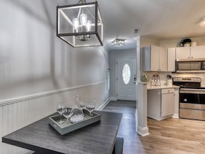 Refrigerador con freezer, microondas, horno, placa de cocina