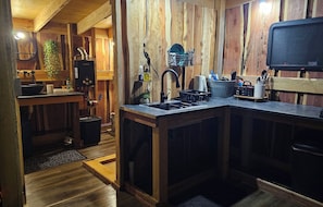 Coffee/tea maker, electric kettle, cookware/dishes/utensils - GlampVentures "Cedar Suncatcher" @river/lake near Smoky Mtns (Newport)