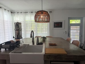 Réfrigérateur, micro-ondes, cafetière/bouilloire, grille-pain