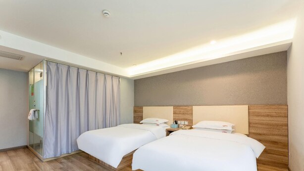 A hotel room with two beds, a glass shower enclosure, and a wooden headboard. - Shell Suzhou Yongqiao District Dongchang Road National Purchase Square Hotel (Suzhou)