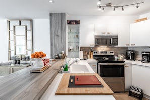 Een koelkast, een microgolfoven, een oven, een kookplaat