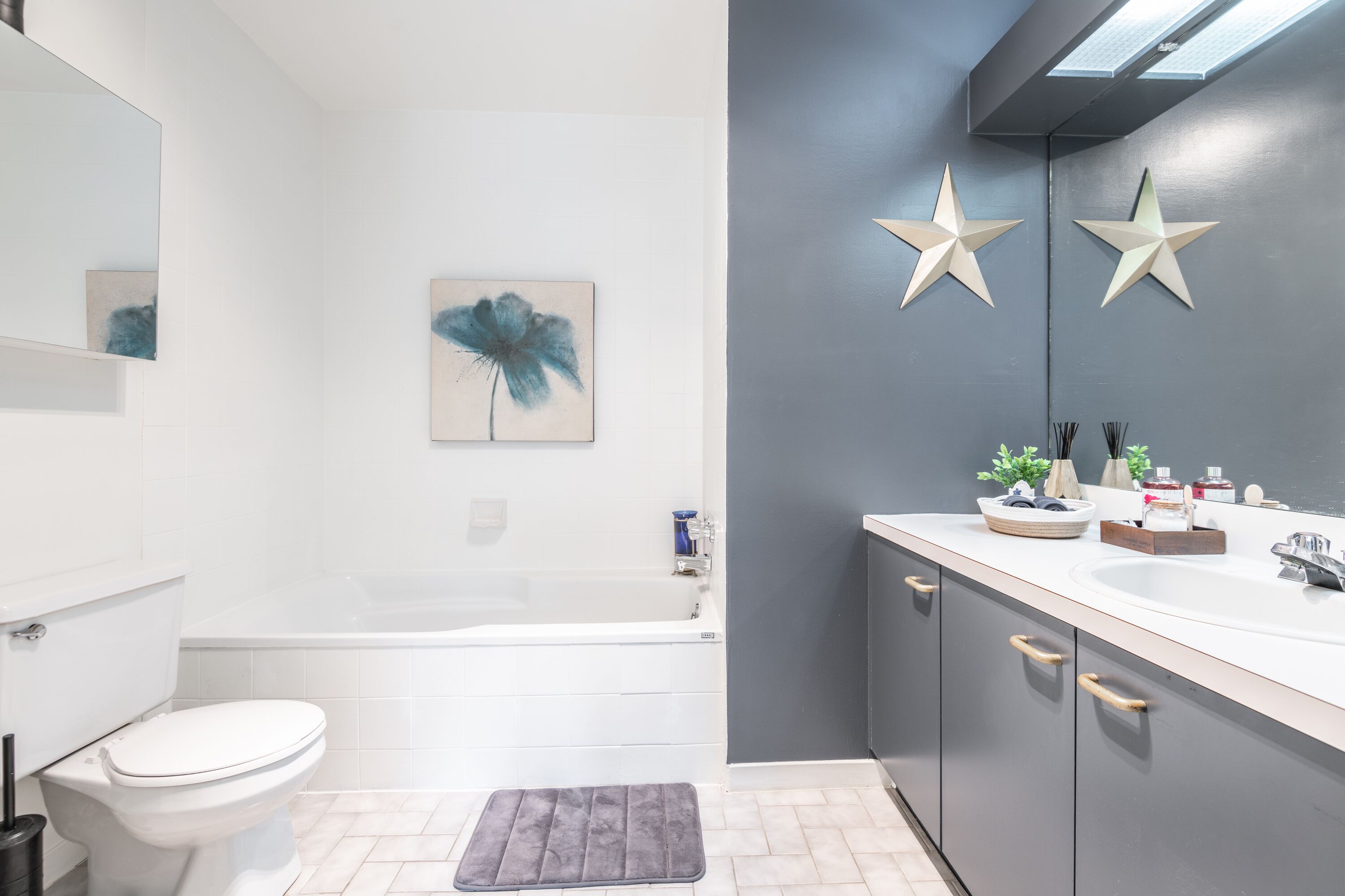 Suihkun ja ammeen yhdistelmä, poreamme, hiustenkuivaaja, pyyhkeet