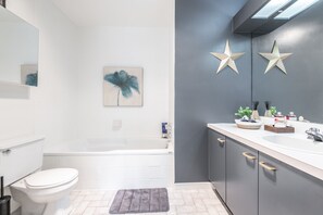 Combined shower/tub, jetted tub, hair dryer, towels - Lake and Mountain Views: 2 Bed 2 Bath (Mont-Tremblant)