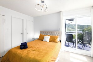 2 bedrooms, desk, iron/ironing board, travel crib - Lake and Mountain Views: 2 Bed 2 Bath (Mont-Tremblant)