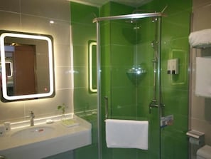 Bathroom | Free toiletries, slippers