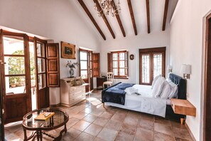 7 slaapkamers, een kluis op de kamer, een bureau