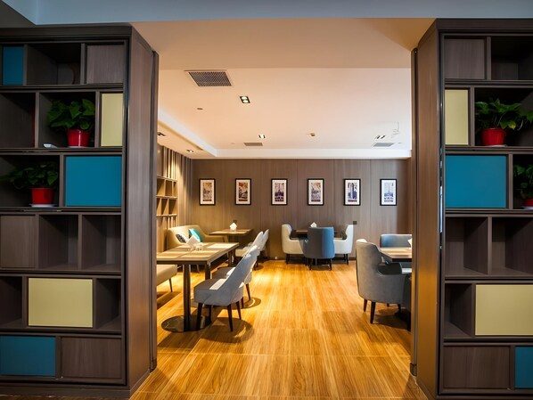 Uma sala de jantar moderna com lambris de madeira, várias mesas e cadeiras.