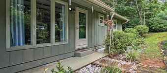 Peaceful Pisgah Forest Cottage w/ Fire Pit!