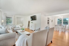 TV, fireplace, foosball - Riverside Retreat-Hot tub, Kayaks, firepit (Rochester)