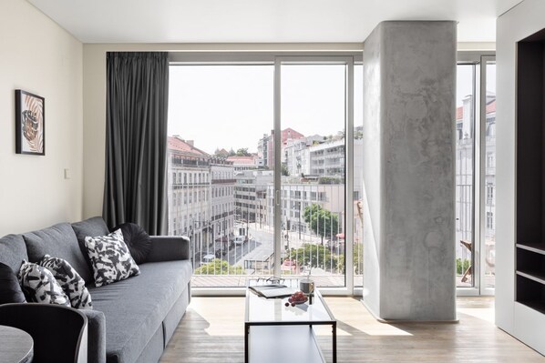 Living area - JOIVY Fabulous central studio in Lisbon w/river view (Lisboa)