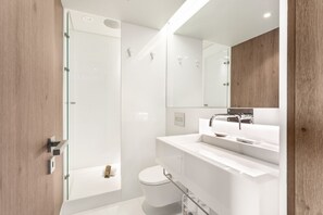 Shower, hair dryer, towels - JOIVY Fabulous central studio in Lisbon w/river view (Lisboa)