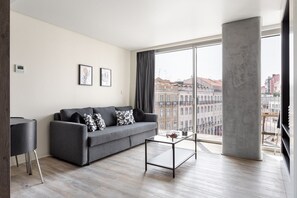Living area - JOIVY Fabulous central studio in Lisbon w/river view (Lisboa)