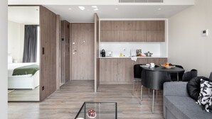 Un appartement moderne comprenant une cuisine, un coin repas et un salon.