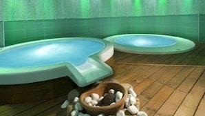 A spa area with two hot tubs and a wooden floor. - Hotel Bellavista (Gabicce Mare)