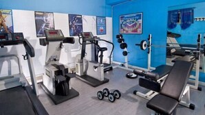 A gym with cardio machines, free weights, and a bench. - Hotel Bellavista (Gabicce Mare)