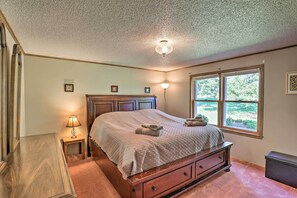 4 bedrooms, desk, laptop workspace, Internet - Charming Burdett Home with Grill, Gazebo + Yard (Burdett)