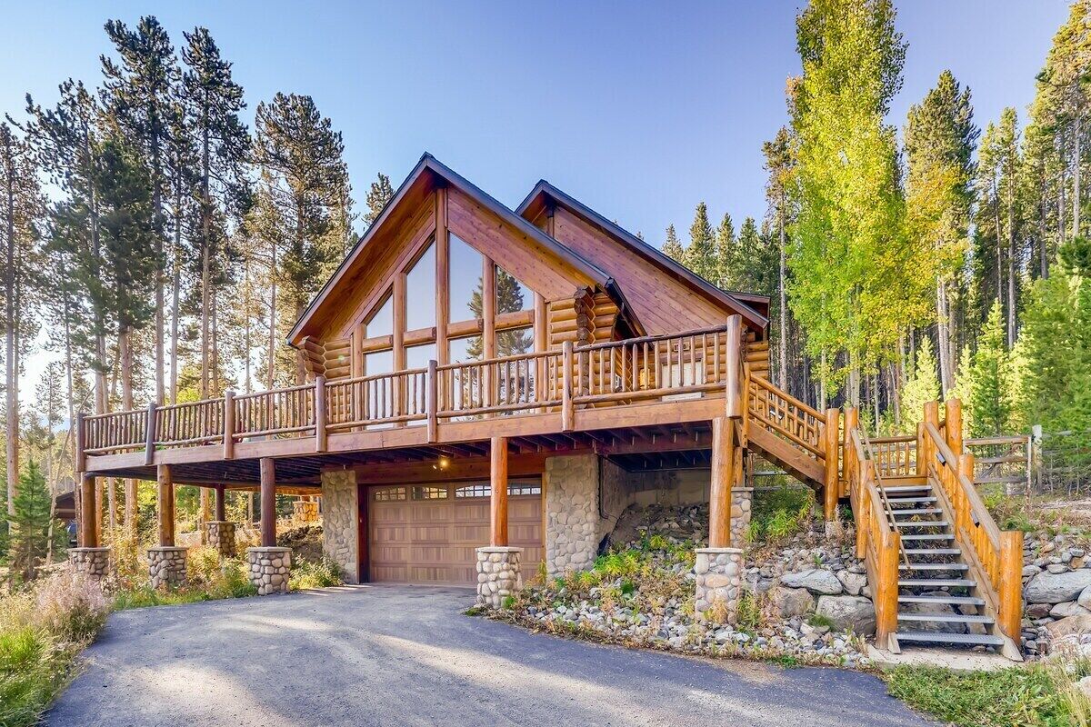 Breck Cabin/ Mins from Town & Lifts/ Hot Tub/Views
