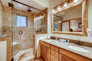 Combined shower/bathtub, hair dryer, towels - Breck Cabin/ Mins from Town & Lifts/ Hot Tub (Breckenridge)