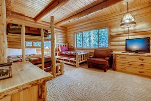 4 bedrooms, desk, iron/ironing board, free WiFi