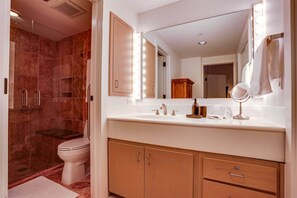Combined shower/tub, hair dryer, towels - Golden Peak Ski-in Ski-Out Residence (Vail)