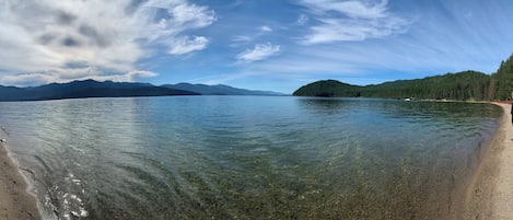 Solsenger og strandhåndklær