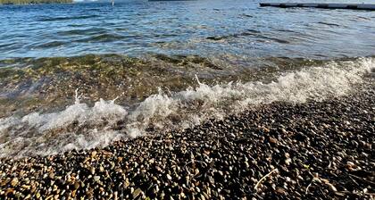 Family‑Friendly Bungalow & Bunk House • Sleeps 10 • Steps from Priest Lake