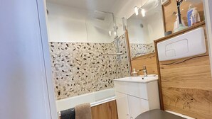 A compact bathroom with a shower, a sink, and a toilet. - BEL APPARTEMENT AVEC VUE SPLENDIDE (LE CAP D AGDE)