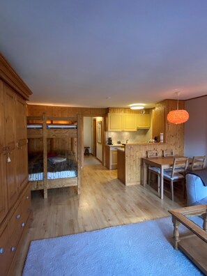 1 bedroom, iron/ironing board, internet, bed sheets