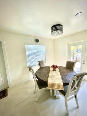 Dining - Family Friendly Home Near Beaches and Downtown! Close to everything!  (Delray Beach)