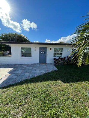 Exterior - Family Friendly Home Near Beaches and Downtown! Close to everything!  (Delray Beach)
