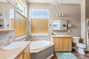 Combined shower/bathtub, hair dryer, towels, soap