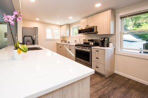 Refrigerador, microondas, horno y parrilla de estufa 