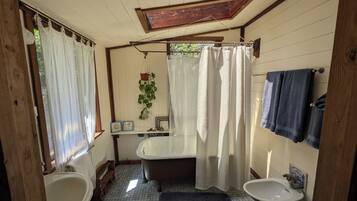 Sèche-cheveux, serviettes fournies, savon, papier toilette