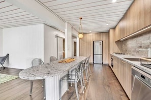 Fridge, microwave, oven, stovetop - Hachi-Snow Gums Apartment 8 (Dinner Plain)