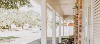 Southern Exposure close to beach & downtown Ocean Springs! Includes GOLF CART!!