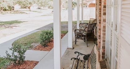 Southern Exposure close to beach & downtown Ocean Springs! Includes GOLF CART!!