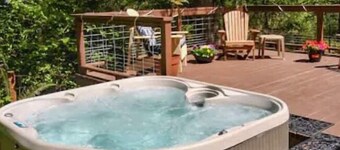 WS Paradise Tranquil Woodsy Escape with Hot Tub