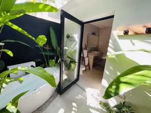 Baignoire, sèche-cheveux, serviettes fournies, savon