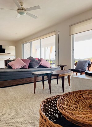 Smart TV, table football, books, stereo - Front line house with private pool (Sisal)