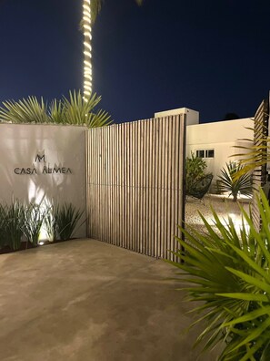 المنطقة المحيطة بالمنشأة