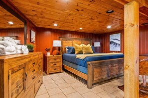 6 bedrooms, desk, iron/ironing board, travel cot